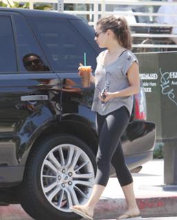 Mila Kunis feet photo thumbnail