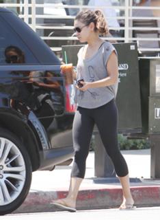 Mila Kunis feet photo thumbnail