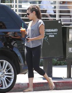 Mila Kunis feet photo thumbnail