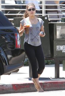 Mila Kunis feet photo thumbnail
