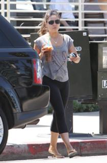 Mila Kunis feet photo thumbnail