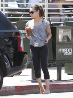 Mila Kunis feet photo thumbnail