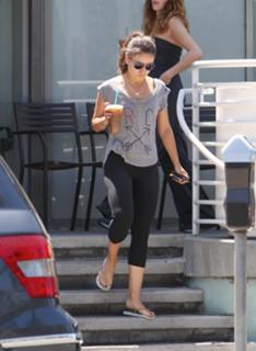 Mila Kunis feet photo thumbnail