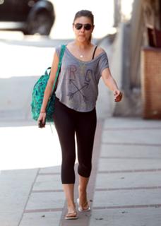 Mila Kunis feet photo thumbnail