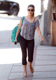 Mila Kunis feet photo thumbnail