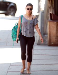 Mila Kunis feet photo thumbnail