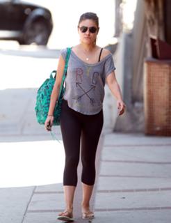 Mila Kunis feet photo thumbnail