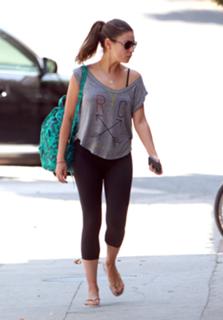 Mila Kunis feet photo thumbnail