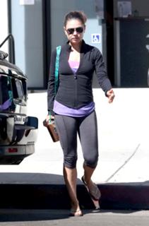 Mila Kunis feet photo thumbnail
