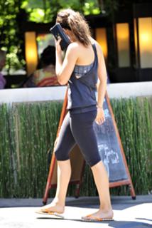 Mila Kunis feet photo thumbnail