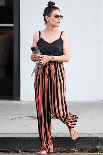 Mila Kunis feet photo thumbnail
