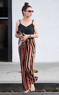 Mila Kunis feet photo thumbnail