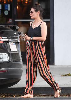 Mila Kunis feet photo thumbnail