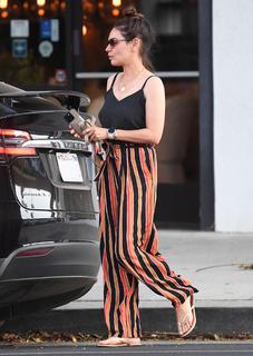 Mila Kunis feet photo thumbnail