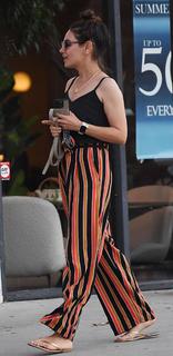 Mila Kunis feet photo thumbnail
