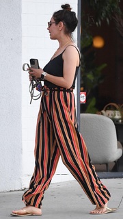 Mila Kunis feet photo thumbnail