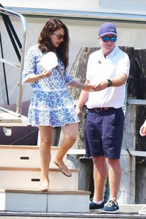 Mila Kunis feet photo thumbnail