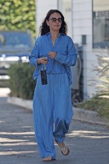 Mila Kunis feet photo thumbnail