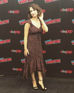 Milana Vayntrub feet photo thumbnail