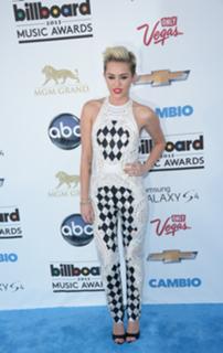 Miley Cyrus feet photo thumbnail