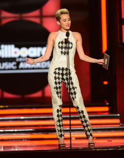 Miley Cyrus feet photo thumbnail