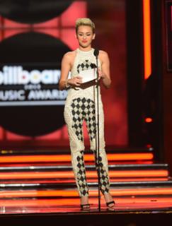 Miley Cyrus feet photo thumbnail