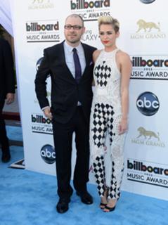 Miley Cyrus feet photo thumbnail