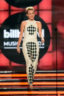 Miley Cyrus feet photo thumbnail