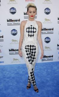 Miley Cyrus feet photo thumbnail