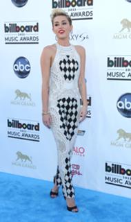 Miley Cyrus feet photo thumbnail