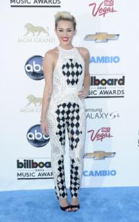 Miley Cyrus feet photo thumbnail