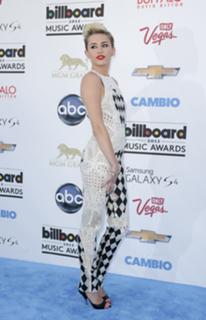 Miley Cyrus feet photo thumbnail