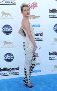 Miley Cyrus feet photo thumbnail