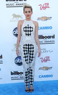 Miley Cyrus feet photo thumbnail