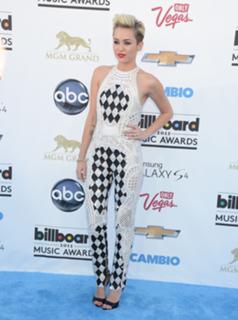 Miley Cyrus feet photo thumbnail