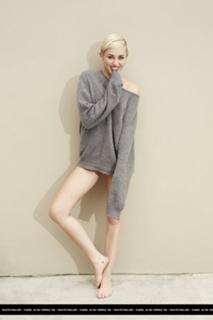 Miley Cyrus feet photo thumbnail