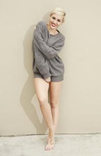 Miley Cyrus feet photo thumbnail