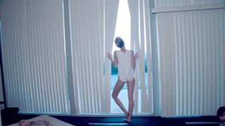 Miley Cyrus feet photo thumbnail