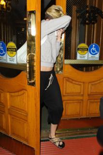 Miley Cyrus feet photo thumbnail