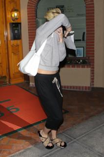 Miley Cyrus feet photo thumbnail