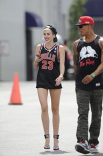 Miley Cyrus feet photo thumbnail