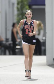 Miley Cyrus feet photo thumbnail