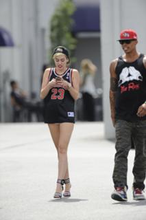 Miley Cyrus feet photo thumbnail