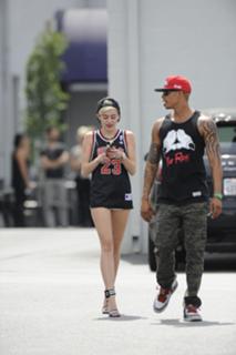 Miley Cyrus feet photo thumbnail