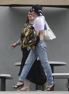 Miley Cyrus feet photo thumbnail