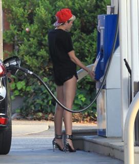 Miley Cyrus feet photo thumbnail