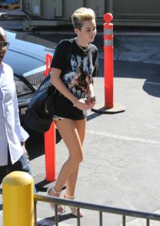 Miley Cyrus feet photo thumbnail