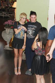 Miley Cyrus feet photo thumbnail