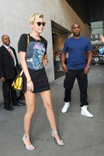 Miley Cyrus feet photo thumbnail