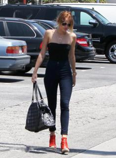 Miley Cyrus feet photo thumbnail